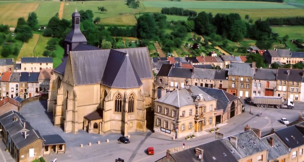 Place de l'Hôtel de ville de Renwez, vue sur la Mairie et l'église